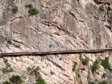 Caminito del Rey yürüyüş yolu, Kralların patikası, El Chorro, Ardales, Malaga, İspanya. Eski ve en tehlikeli yol yenilenmiş yol altında tutulur.. 