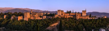 Alhambra Sarayı 'nın panorama manzarası tepenin zirvesinde altın saat, Granada İspanya