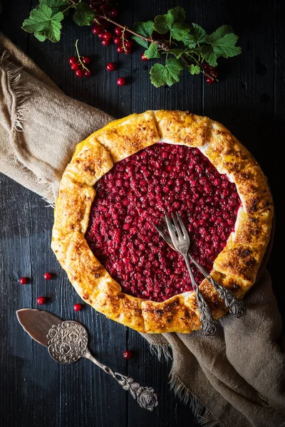 ベリーガレットのレシピからの赤スグリパイ ヴィンテージケーキサーバーとフォーク ダークでムーディー — ストック写真