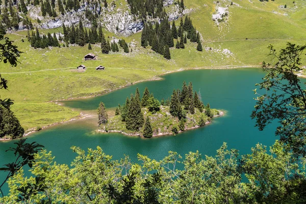 Lago Azul Turquesa Hinterstocken Com Ilhota Sopé Pico Stockhorn Bernese — Fotografia de Stock