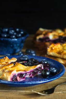 Mavi tabakta Blueberry Galette 'in tarifinden yaban mersinli kek - koyu ve karamsar