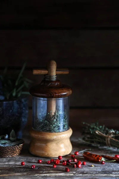 Vintage Wooden Herb Grinder Mixed Herbal Ingredient Thyme Sage Red — Zdjęcie stockowe