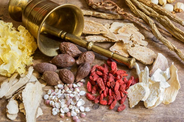 Farmácia Medicina Chinesa Antiga Com Uma Argamassa Bronze Diferentes Ingredientes — Fotografia de Stock