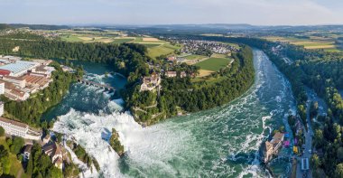 İsviçre 'deki Schloss Laufen şatosuyla Rhine Şelalesi' nin hava manzarası. Rhine Falls Avrupa 'nın en büyük şelalesidir.