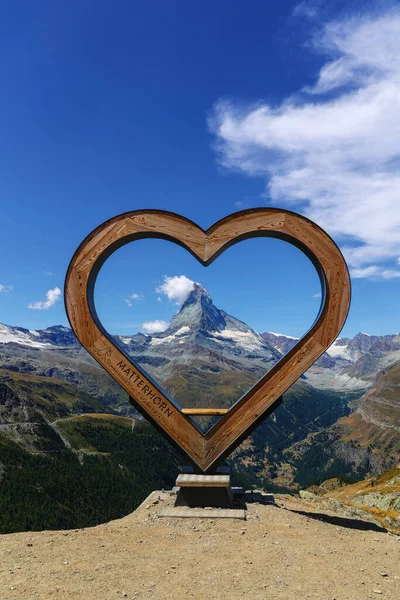 Zermatt Switzerland August 2022 Photo Frame Wooden Heart Alps Matterhorn — kuvapankkivalokuva