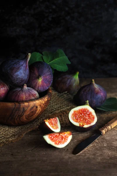 Frutas Frescas Higo Tazón Madera Con Piezas Cortadas Sobre Fondo —  Fotos de Stock