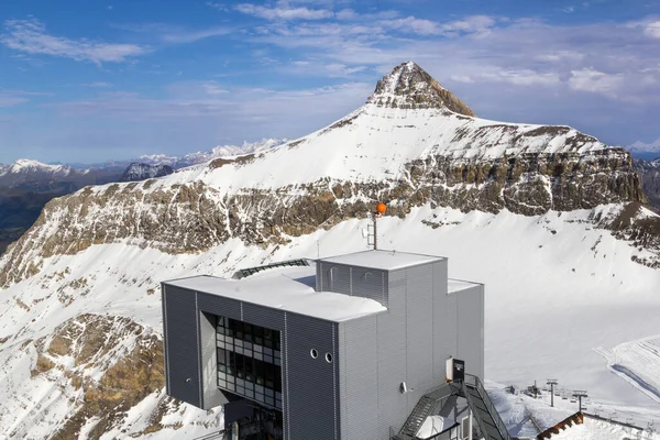 有名なスイスの建築家マリオ ボッタが設計したエレベーター ステーションとレストランでは 氷河3000にオルデンホーン雪の山が背景にあります — ストック写真
