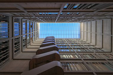 Muttenz, İsviçre - 19 Eylül. 2022: İsviçre 'nin Muttenz kentindeki Meslek Üniversitesi FHNW' nin modern binasına bir göz at. Kuzey İsviçre bölgeleri için bir eğitim ve araştırma merkezidir..