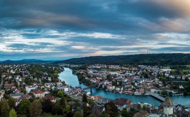 İsviçre 'nin Schaffhausen ve Feuerthalen ilçelerinin günbatımında Ren nehri üzerindeki hava manzarası, İsviçre