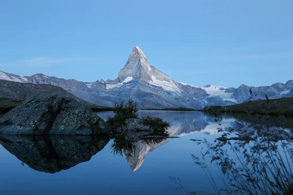 Híres Alpok Csúcs Matterhorn Lágy Kék Tónusú Röviddel Hajnali Szünet — Stock Fotó
