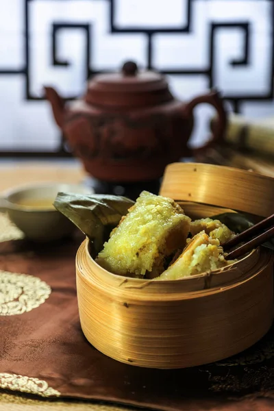お茶セットで蒸しバスケットにチョップスティックでオープンカット米団子Zongziの閉鎖 ドラゴンボートDuanwu祭りのお祝いのために食べるためにプレート上の伝統的な甘い中国料理 暗いと気分の写真 — ストック写真