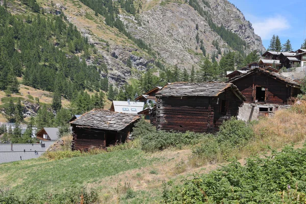 在瑞士Zermatt村 古老和传统的瑞士阿尔卑斯山小木屋与现代房屋并存 — 图库照片