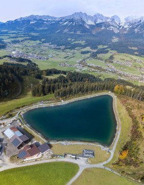 Arka planda Wilder Kaiser dağının olduğu Astbersee Gölü 'nün hava görüntüsü, Tirol, Avusturya