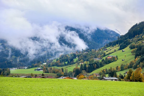 Niebla Mañana Elevándose Sobre Valle Alpino Otoño Colorido Campo —  Fotos de Stock