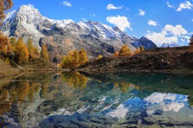 Dent de Veisivi ve Dent di Perroc tepelerinin yansımasıyla Canton Valais 'teki Arolla Gölü' nün Bleu Gölü 'nün rengarenk sonbahar mevsiminde.