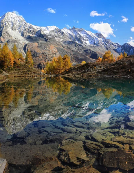 华莱州Arolla湖的Lac Bleu 五彩缤纷的秋天 映衬着Dent Veisivi和Dent Perroc山峰 — 图库照片