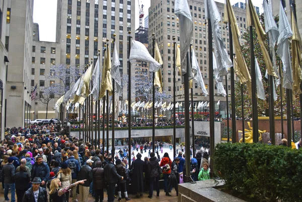 Stor folksamling rockefeller center — Stockfoto