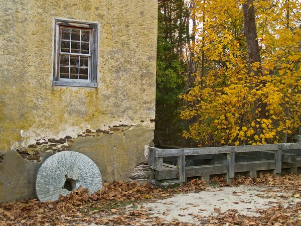 Millstone e parede — Fotografia de Stock