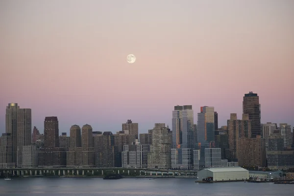 Sorgere della luna su Manhattan — Foto Stock