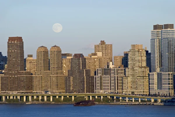 Východ měsíce nad manhattan — Stock fotografie