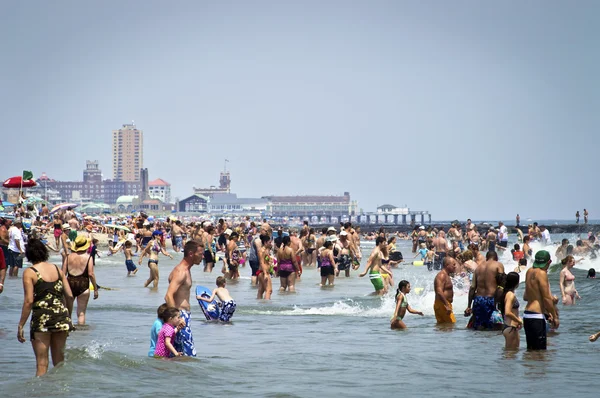 Пляжная толпа на Джерси — стоковое фото
