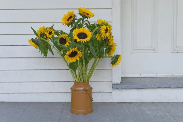 Sonnenblumen auf der Veranda — Stockfoto