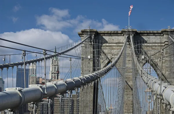 Brooklynin sillan torni ja kaapelit — kuvapankkivalokuva