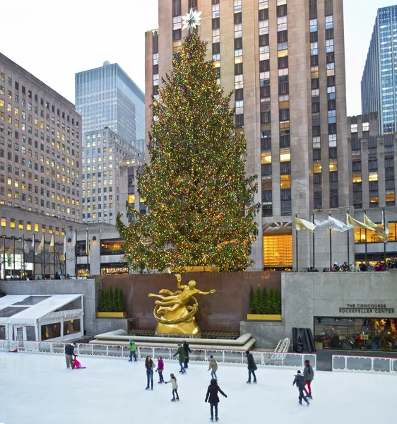 Rockefeller center tree och rink — Stockfoto