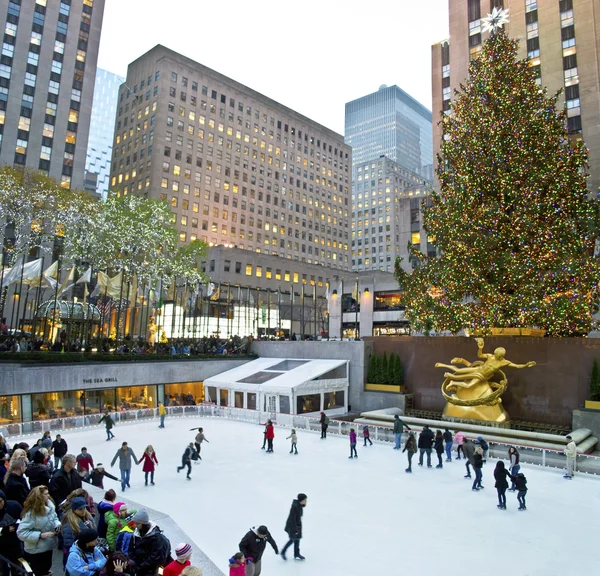 Rockefeller center ağaç ve pisti — Stok fotoğraf