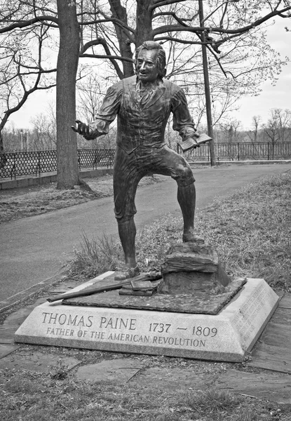 Thomas paine statua bw — Zdjęcie stockowe