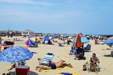 Kumsalda dinlenirken