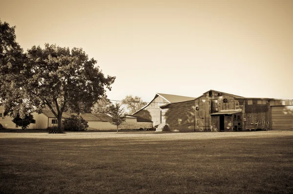 Gamla ladugården sepia — Stockfoto