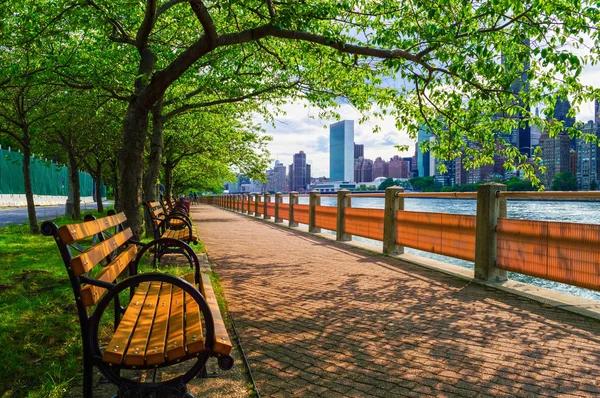 Sommer Blick auf East River — Stockfoto