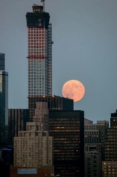 Skyscraper and Big Moon — Stock Photo, Image