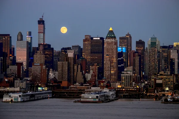 Super maan opkomst over manhattan — Stockfoto