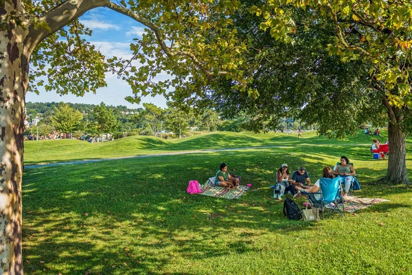 Tarrytown New York September Människor Njuter Picknick Gräsmattan Den September — Stockfoto