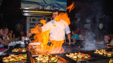 RIVIERA MAYA, MEXICO - 23 Mayıs - 23 Mayıs 2015 'te Riviera Maya, Meksika' da bir tatil yerinde Hibachi şefi.