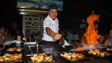 RIVIERA MAYA, MEXICO - 23 Mayıs - 23 Mayıs 2015 'te Riviera Maya, Meksika' da bir tatil yerinde Hibachi şefi.