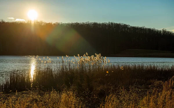 Jasne Wieczorne Słońce Tworzy Tęczę Nad Wschodzącym Jeziorem Słońca Millstone — Zdjęcie stockowe