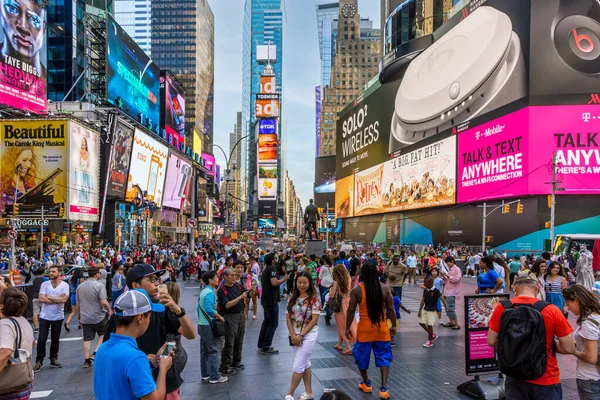 ニューヨーク7月24日 マンハッタンのタイムズスクエアで7月24日の日を楽しむ大群衆 — ストック写真