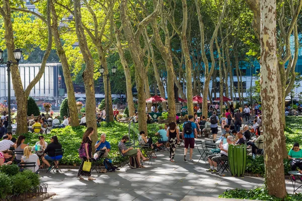 New York July Busy Summer Day Sycamore Trees Bryant Park — Stockfoto