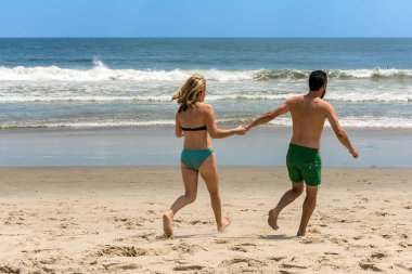 BELMAR, NEW JERSEY-AĞUSTOS 1 - 1 Ağustos 2015 'te Belmar New Jersey' de kumsalda eğlenen genç bir çift.