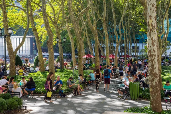 New York Juli Hektisk Sommardag Sycamore Träden Bryant Park Den — Stockfoto