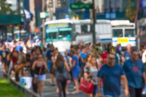 Uma Multidão Turva Pessoas Calçada Manhattan — Fotografia de Stock