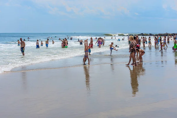 Belmar Novo Jersey Agosto Uma Menina Faz Suporte Mão Uma — Fotografia de Stock