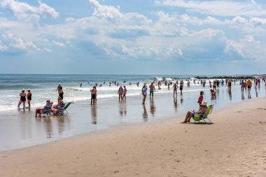 BELMAR, NEW JERSEY-AĞUSTOS 1 - İnsanlar 1 Ağustos 2015 'te Belmar New Jersey' de sahilde günün tadını çıkarıyorlar.