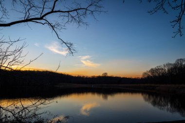 Monmouth County, New Jersey 'deki Rising Sun Gölü' nün alacakaranlıktaki manzarası..