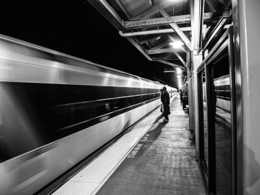 Hazlet New Jersey 'deki tren istasyonundaki insanlara siyah beyaz bir bakış..