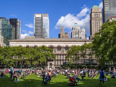 NEW YORK-MAY 22: Bryant Park 'ta büyük bir kalabalık akıllı telefon çağının şafağında 5 Ağustos 2008' de Manhattan şehir merkezinde
