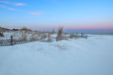 New Jersey 'nin Long Branch plajında kar yağıyordu..